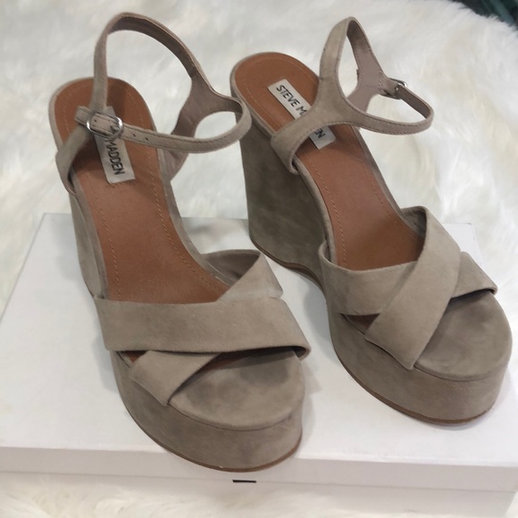 Steve Madden Shoes - Steve Madden taupe leather wedge heel size 8